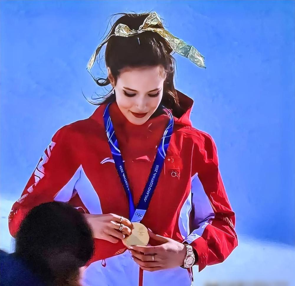 谷爱凌那块金牌，跟她手腕上那块表一比，瞬间就不值钱了。
 
领奖台上，那个不经意