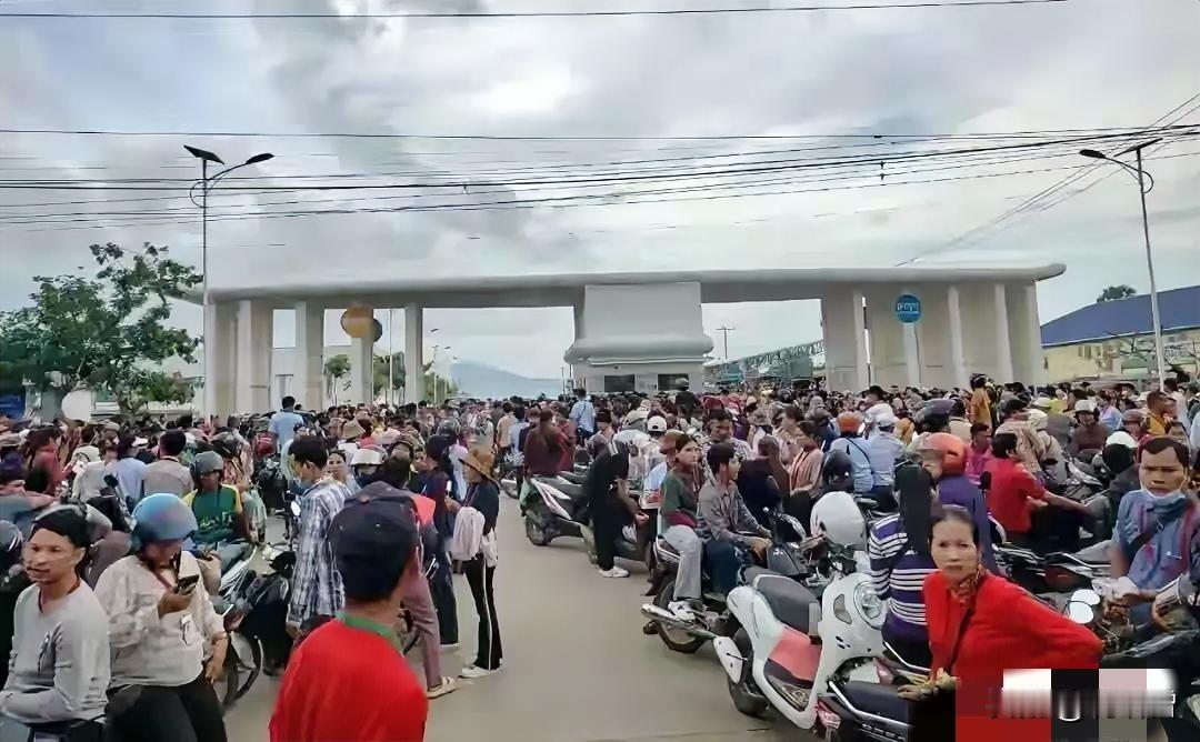 柬埔寨中资制衣厂数千名员工罢工，起因是厂里新规“迟到一分钟扣 10 美元”、取消