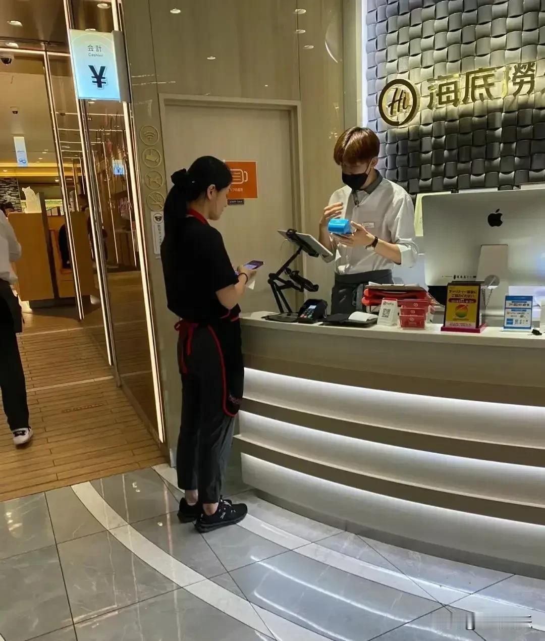海底捞偶遇胡可，她穿着小围裙买单，不细看以为是服务员呢！看来家里她在当家，财政大
