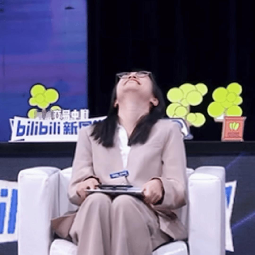 庞颖念诗给詹青云念红温了 詹青云不语 只是有点害羞 有点红温 有点想逃 