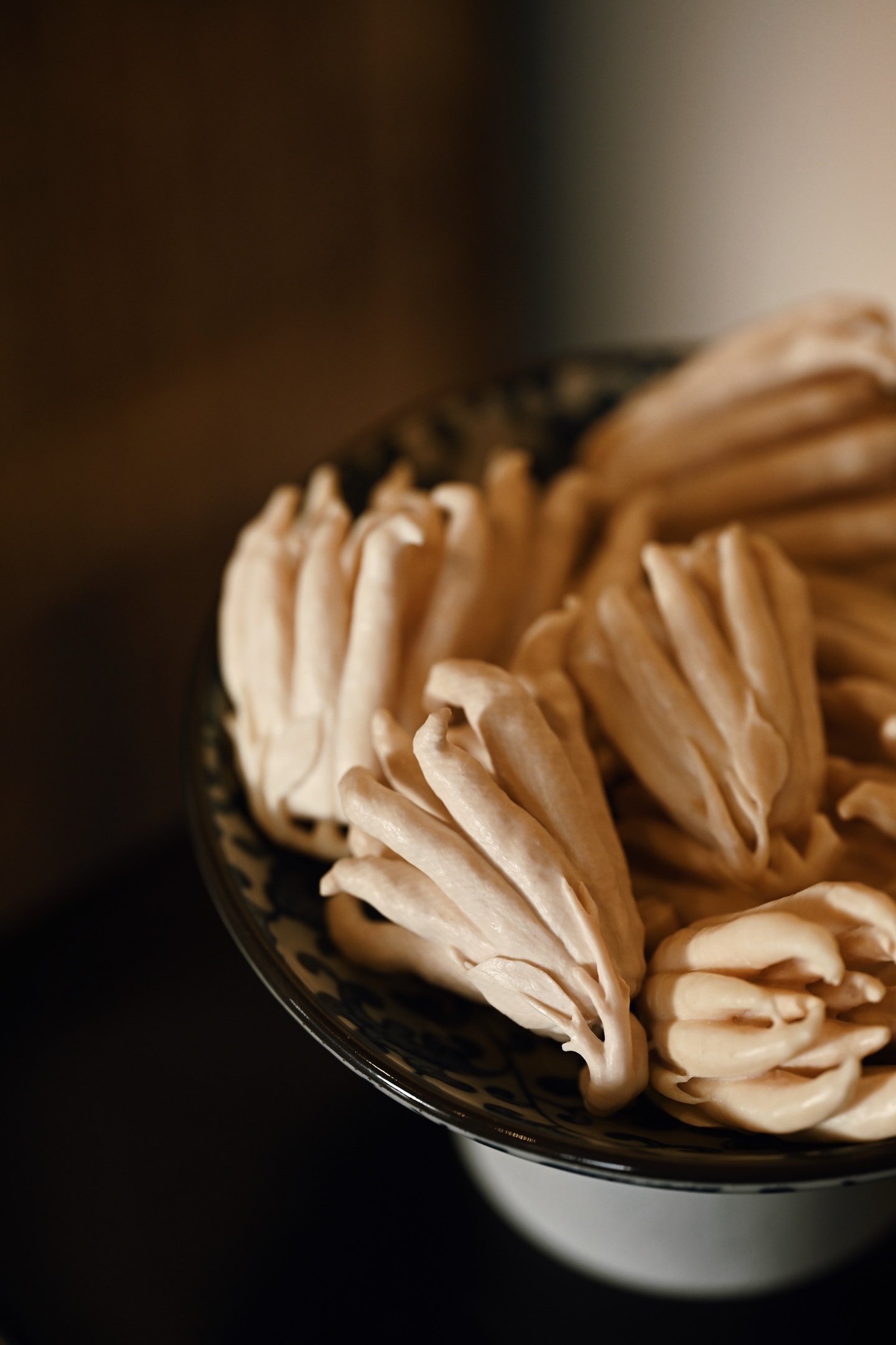 猛犸 | 佛手 一盘清供料质清润，色洁如银霜，雕折枝佛手，叶片生动，佛手拳拳，写