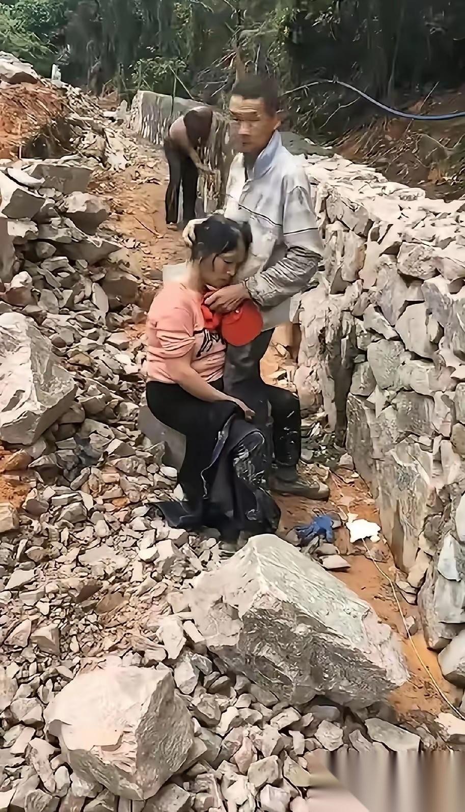 一对夫妻承担了一段拦石墙施工，丈夫砌墙，妻子就负责水泥砂浆。因气温太高了，导致了