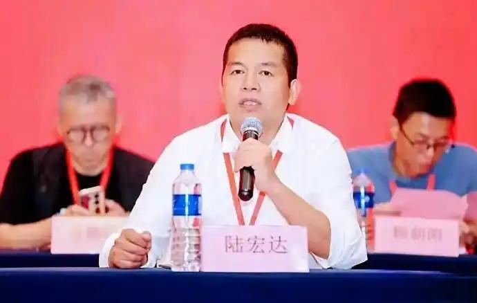 身家上亿的A股前董事长，竟在美国被27岁女孩告上法庭！辞职、强奸、连带诉讼，这剧