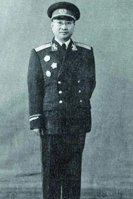 陈赓将军年仅五十八岁就去世，毛主席含泪感叹，他真的不应该如此早离开我们！
195