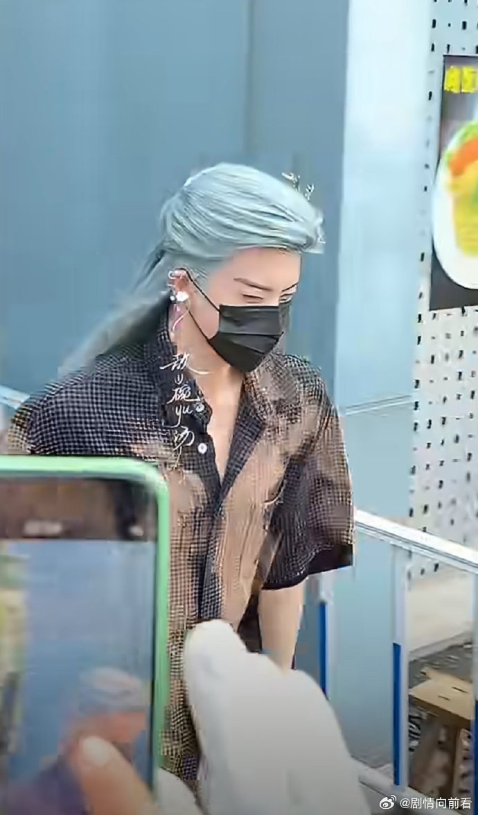 敖瑞鹏蓝发造型 敖瑞鹏新剧蓝发造型路透，被夸好看笑了~敖瑞鹏蓝发路透