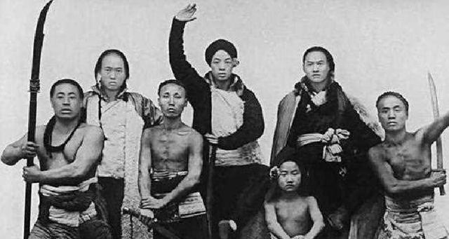 1900年，“黄莲圣母”被八国联军抓获，联军虽没有立即处死她，但却对她进行了非人