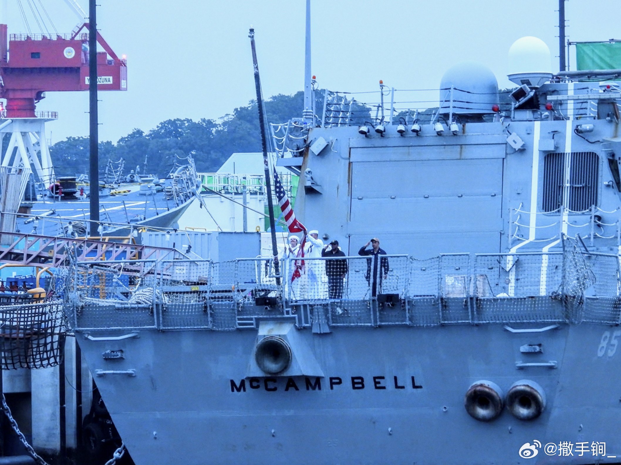 美军DDG-85驱逐舰今天傍晚在横须贺举行降旗仪式：4名水兵有3人是黑人，比例很