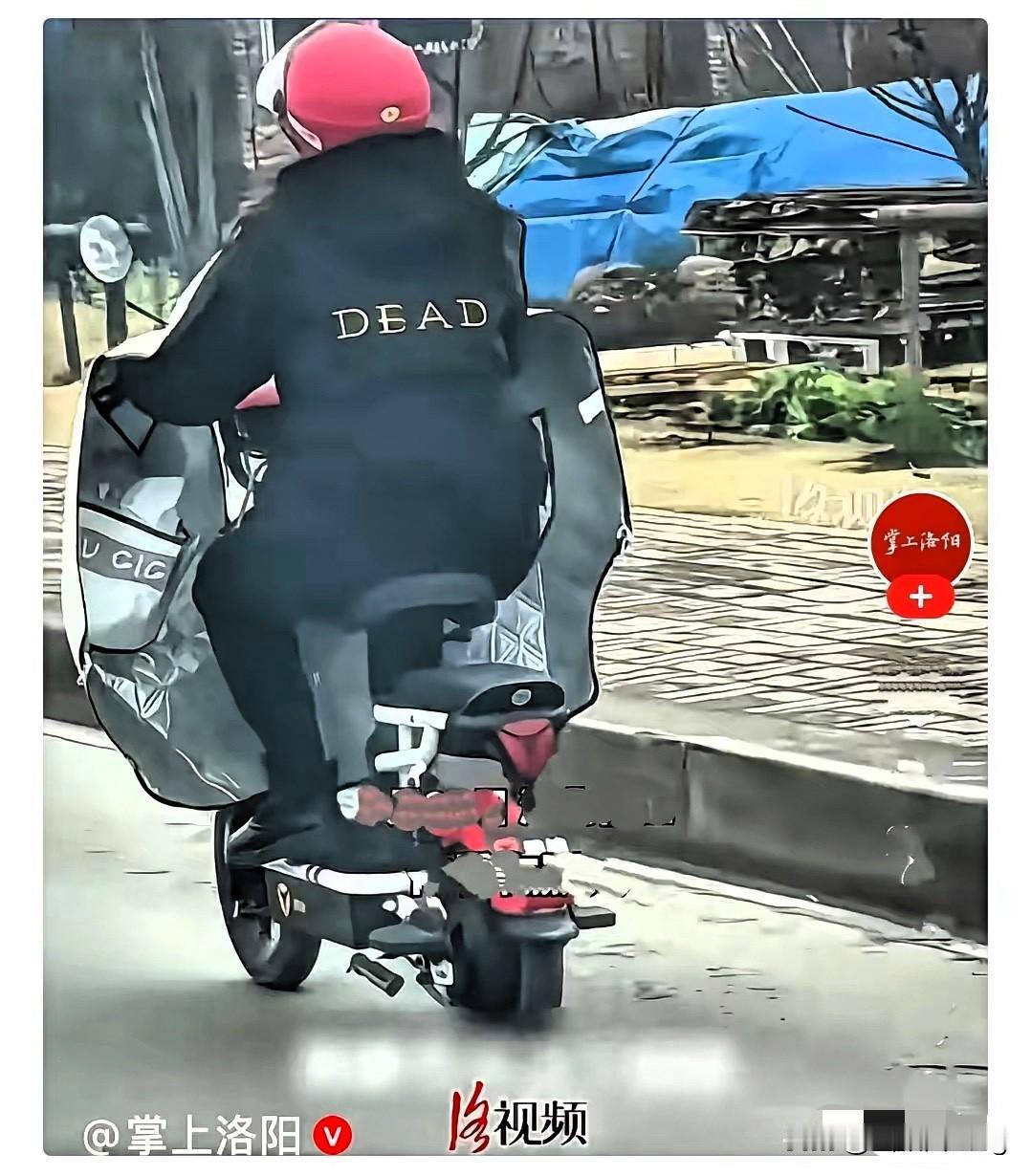 湖北枝江小伙这波操作，必须给满分！追着提醒阿姨衣服背后的“dead”寓意不好，哪