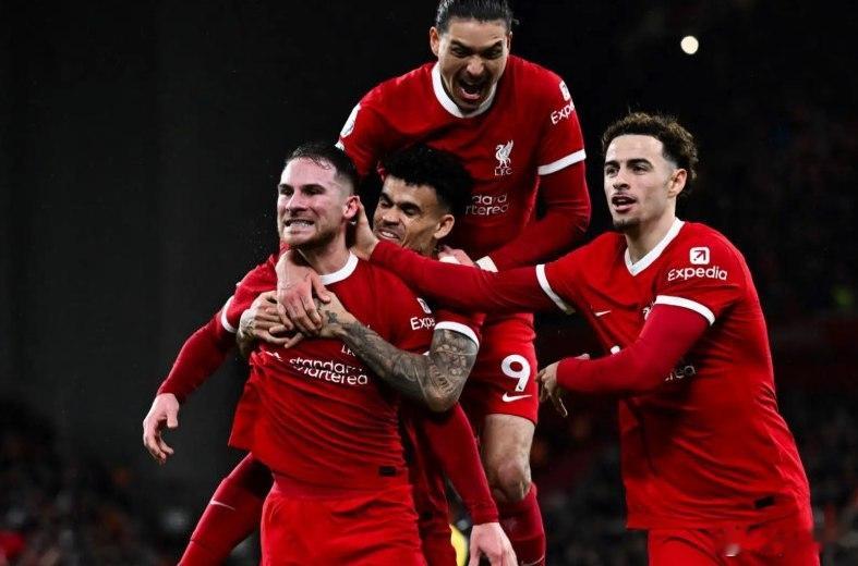 足球英超 Liverpool近期状态并不像传统强队那样稳定，最近连续几场比赛出现