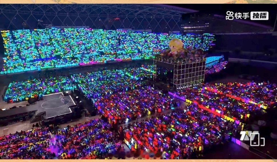 来看看线上直播镜头下的灯牌，蓝海和紫海各占一半……