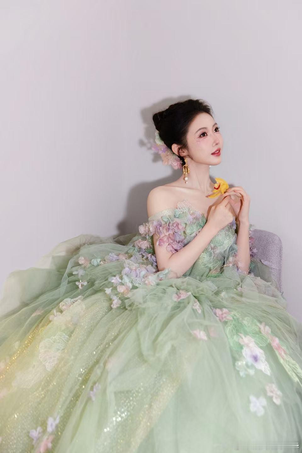 宣璐绿野精灵 宣璐这造型美到犯规！一袭绿裙缀满花朵，像从童话森林里走出来的精灵，