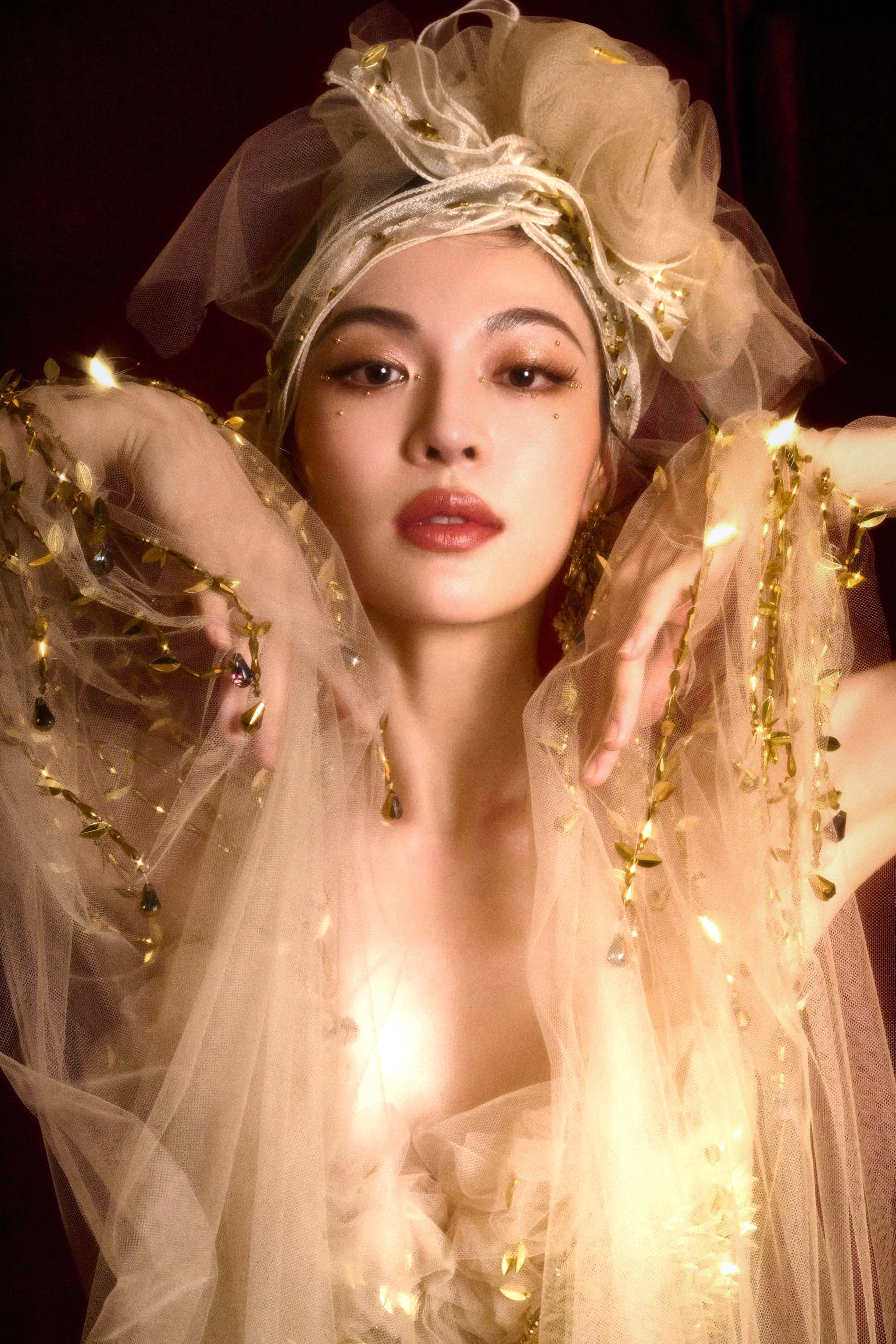 钟楚曦写真精选：金色女王，热烈多彩 ​​​