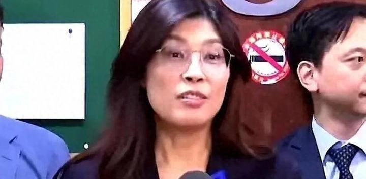 政治舞台上有一种熟悉的桥段：台上的人越是把嗓门提得高，台下的实情往往越是站不住脚