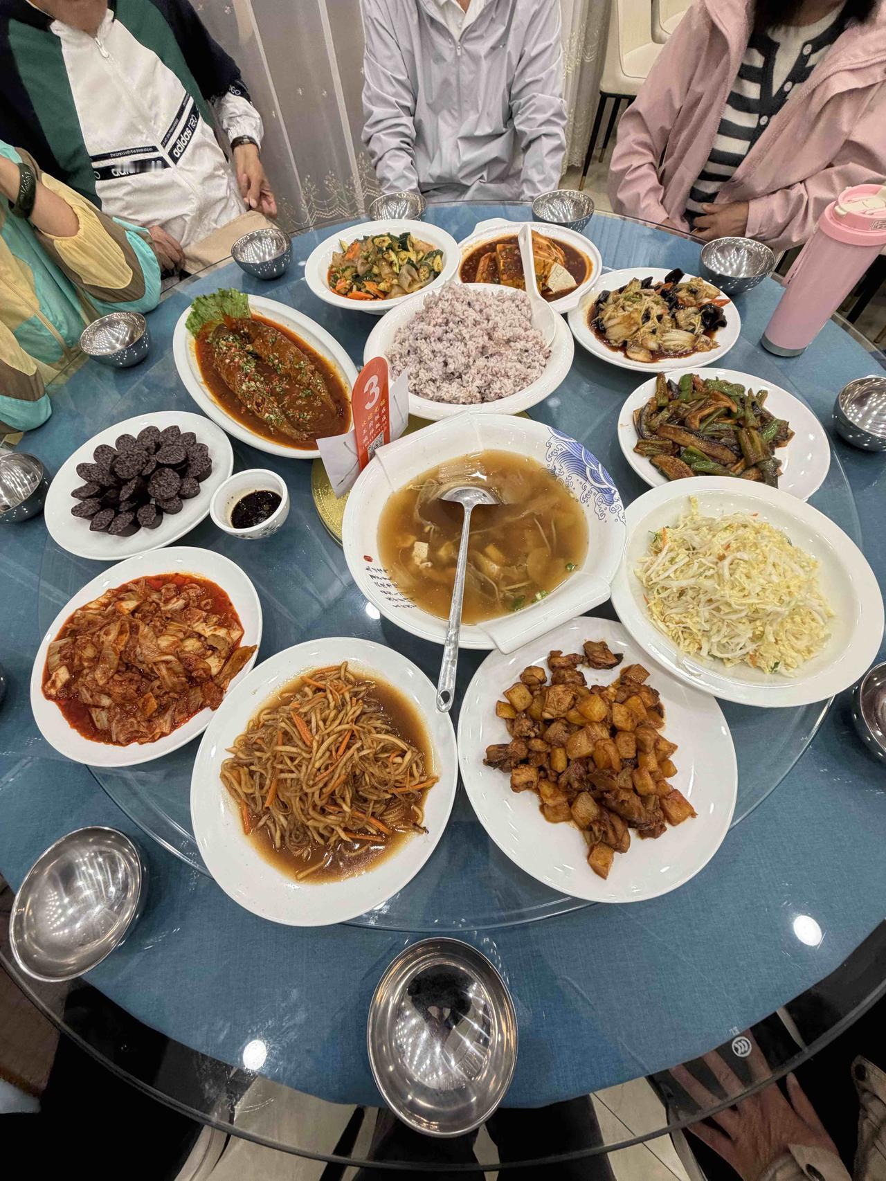 昨天晚上，我们西安东北旅游团，在吉林省珲春市区的王府饭店吃团餐。
这家餐厅，提供