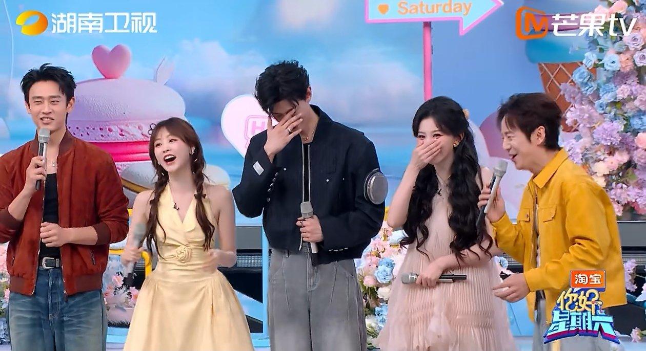 孔雪儿邓凯同步害羞你好星期六 节目现场超热闹！自我介绍时何炅说到“强制爱”，孔雪