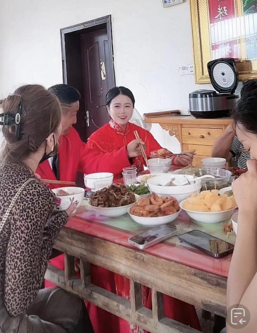 合肥网红紧凑哥结婚了！互联网真的改变了很多人的命运，只要有才艺有特点有胆量就有流