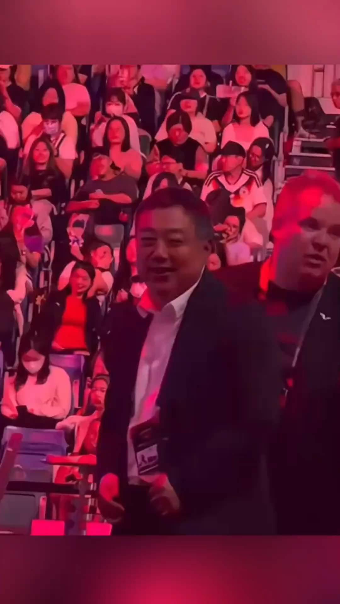 刘国梁现身新加坡大满贯来看孙颖莎，比赛莎莎4：2战胜早田希娜。赛后莎莎就被马琳拉