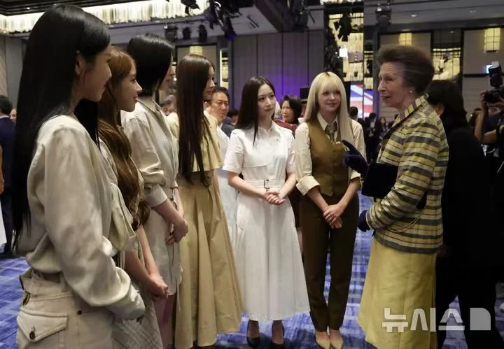 安妮公主出席由大使馆主办的韩英招待会，并与担任该馆女性赋能活动宣传大使...