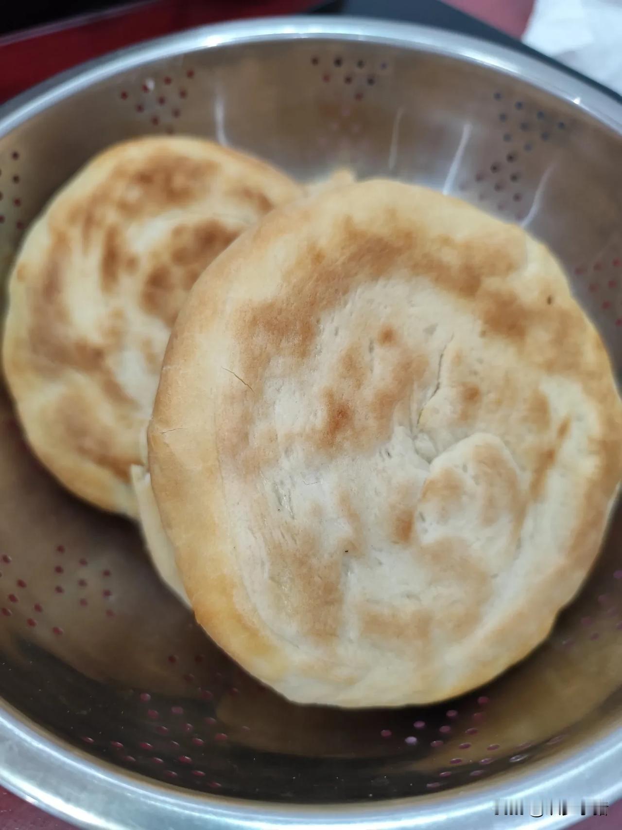 饿，特别是很饿的时候，特别怀念老家的牛羊肉泡馍。
在香气扑鼻的馆子里，不管是手撕