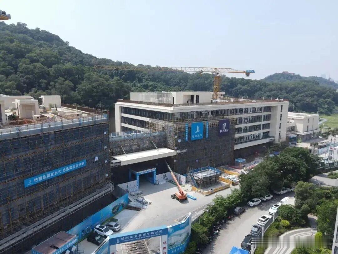 近日福州市第一总医院老年专科院区重建项目主体结构全面封顶。
福州市第一总医院老年