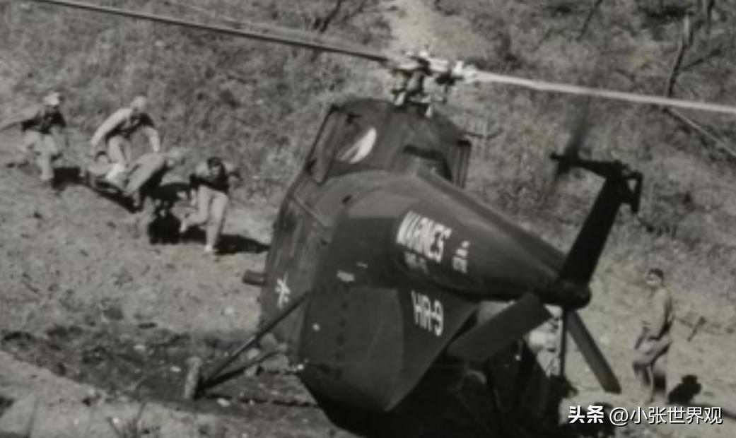 1951年战场上，两个背饭桶的志愿军伙夫，突然看到一架美军直升机降落眼前，他们会
