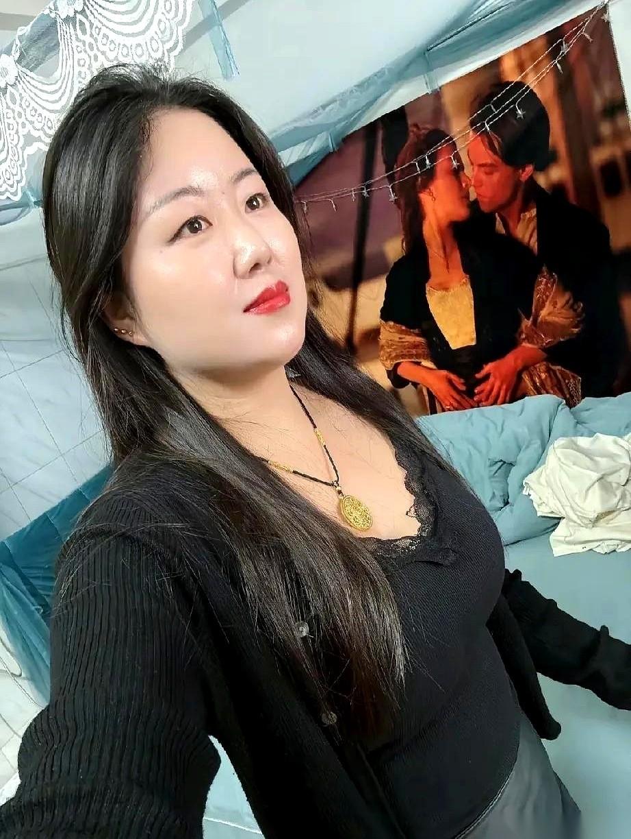 约她吃饭，就你们俩。
她秒回一个“好呀”，还带个撒花的表情。
哥们儿，别再琢磨了