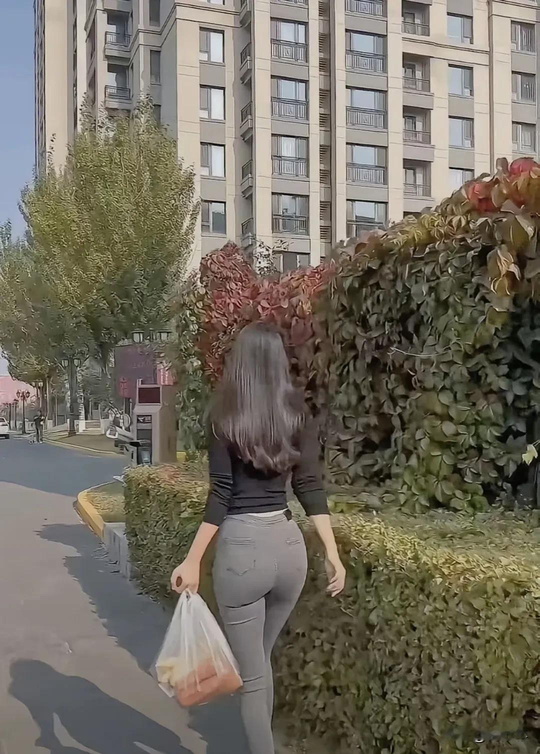 我邻居终于感冒了，这回穿长裤子了吧，昨天之前还在穿着短裤短裙，整天晃晃的，看见她