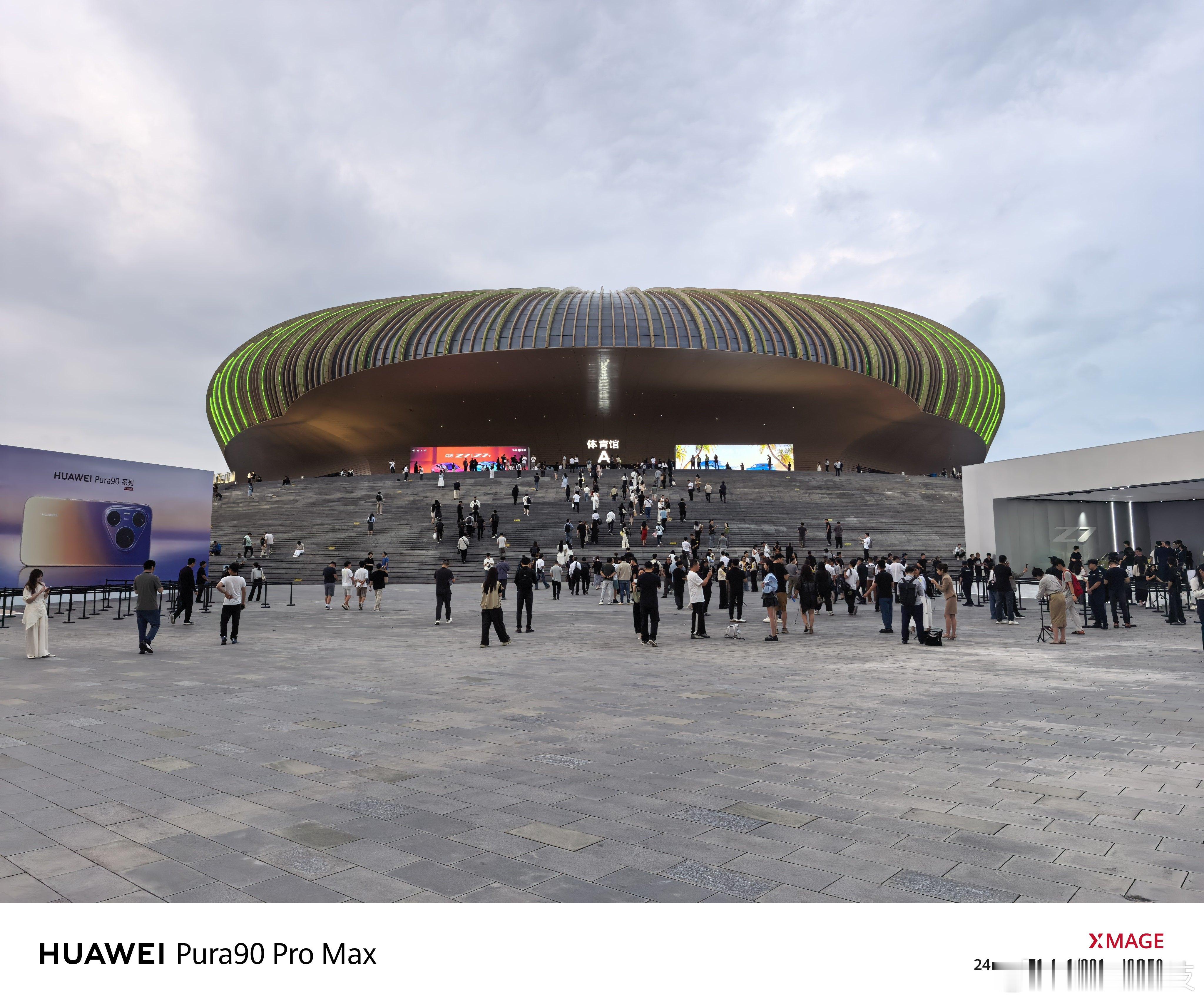 发布会要开始了，先替你们看看你们的车，大家有人准备买吗？想买哪台？估计想买问界M