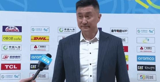 杜锋一把拉过记者的麦克风，大声给全国人民拜年！

辽粤大战赛后，广东队主教练杜锋