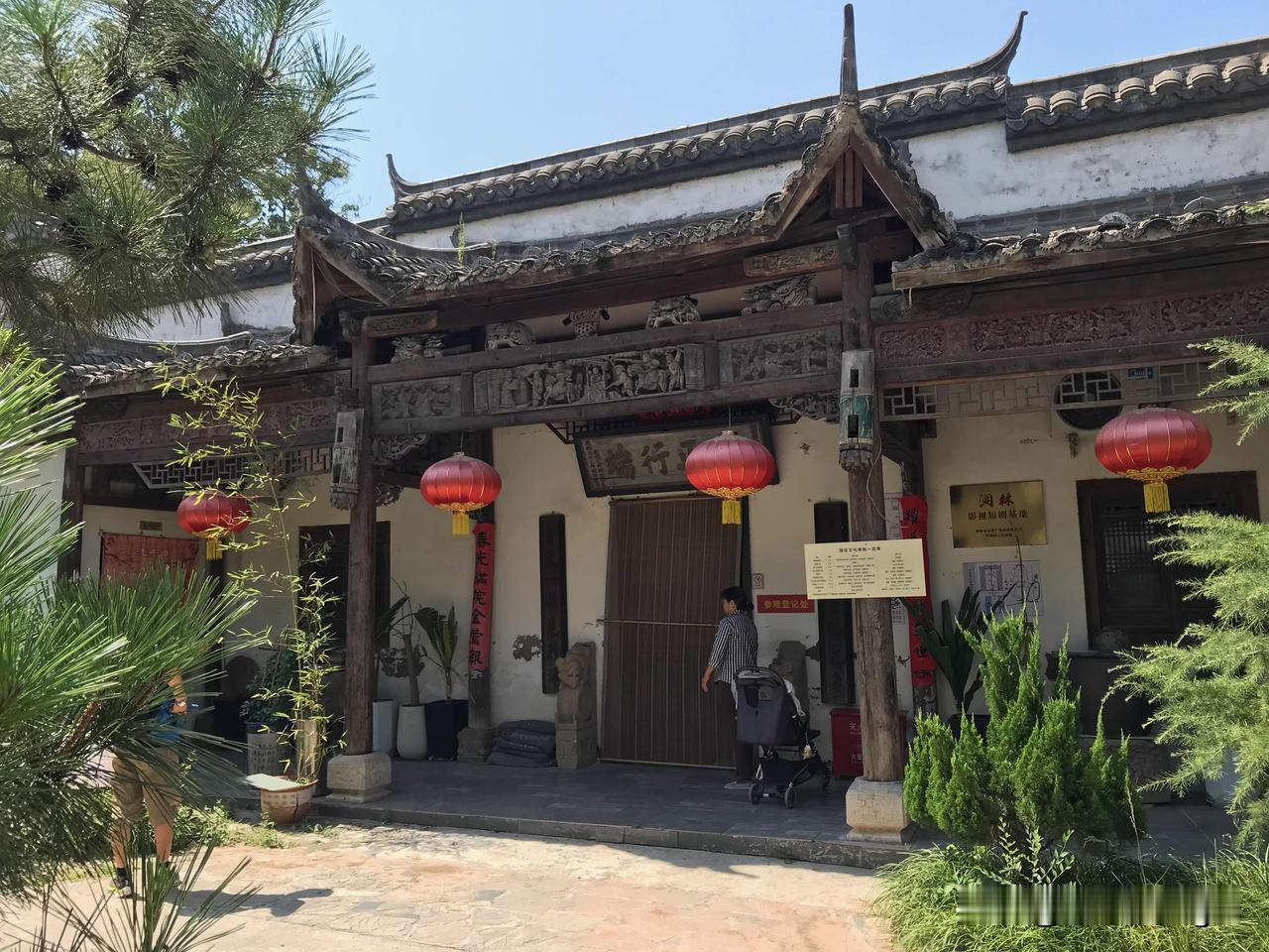 该馆坐落于六号地铁终点站贾峪镇，上世纪70年代国家备战仓库群内，窑洞和异地移建的