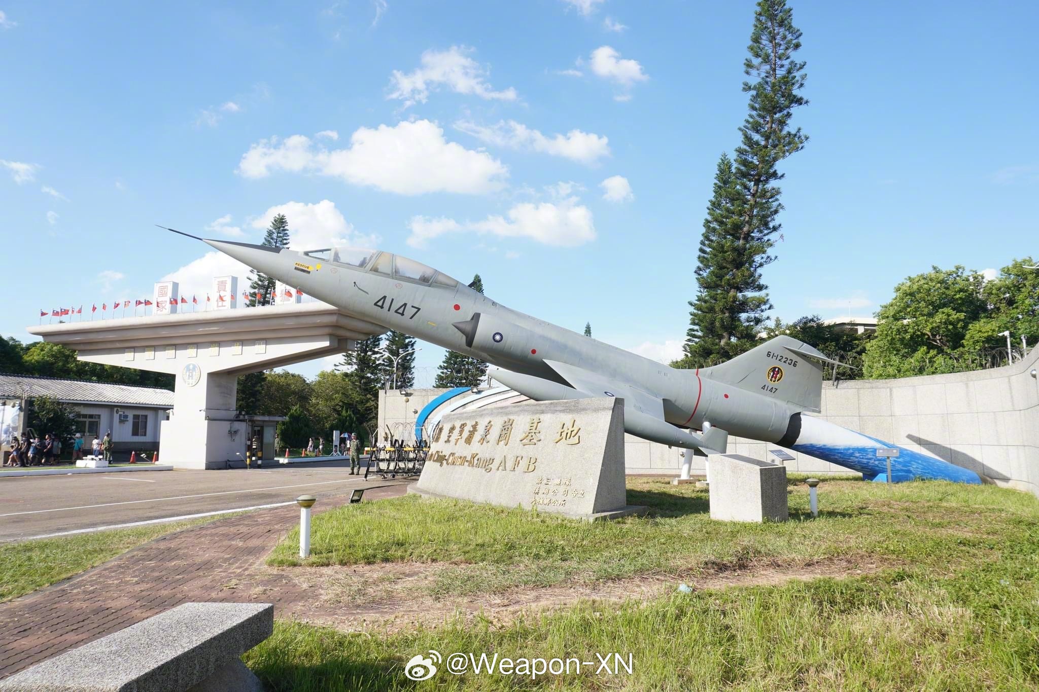 #兵器影像[超话]# 台湾各种战斗机展示雕塑 ​​​