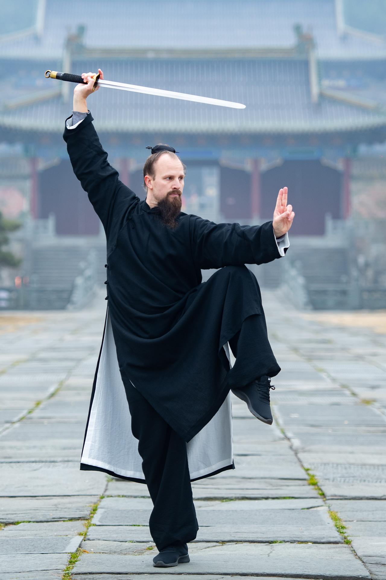 不知道大家有没有发现一个有意思的现象，不少外国人来中国旅游一圈就匆匆离开，可总有