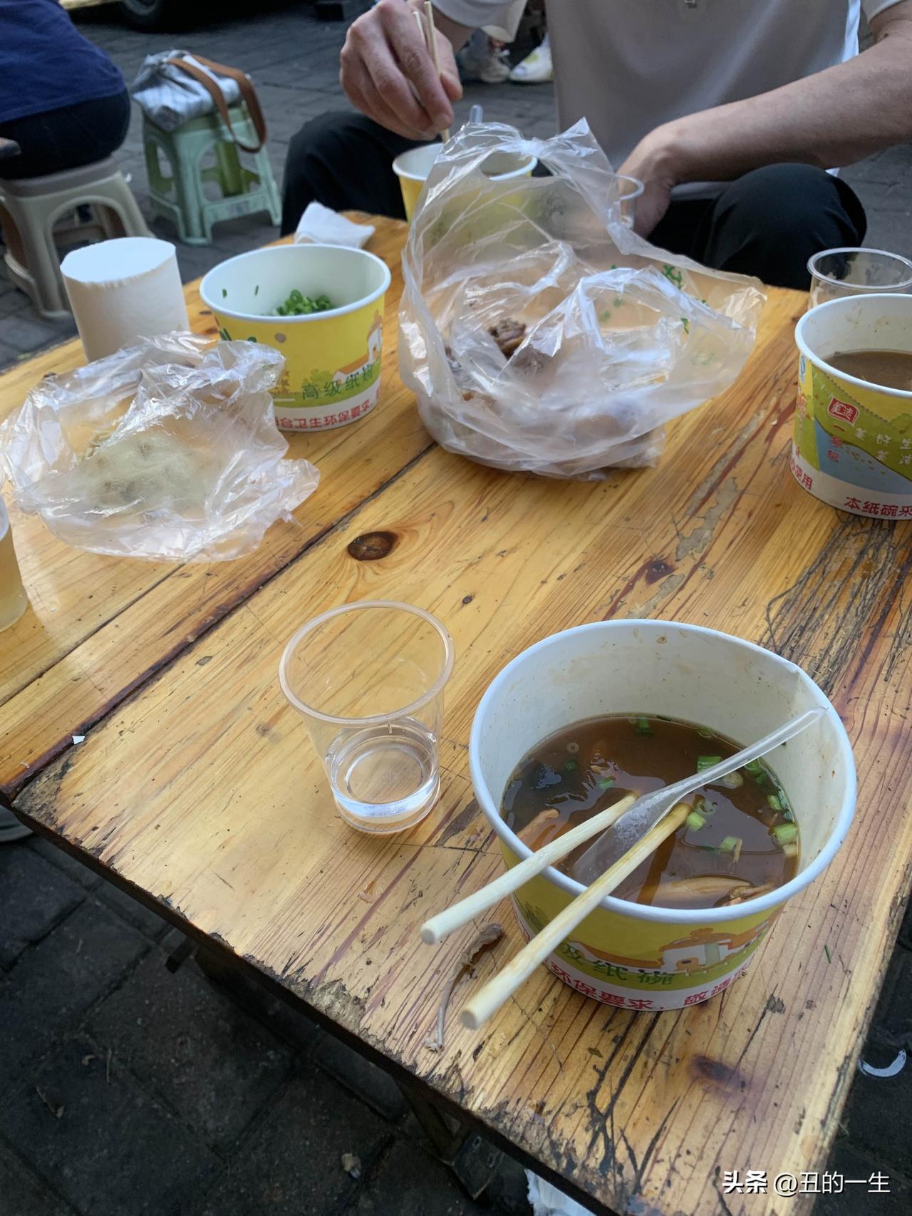 信阳人吃什么都喝酒！
小小饭桌四个人各坐一方，喝碗胡辣汤也喝酒，在别人看着是笑话