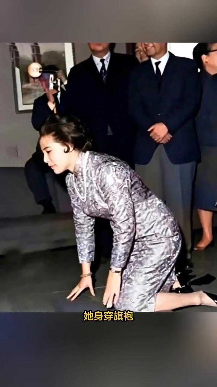 1968年台北国画大师张大千的四夫人徐雯波正恭敬地跪在地上拜师。她身穿旗袍，佩戴