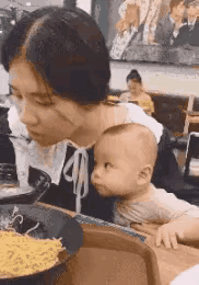 哈哈哈哈，这个视频承包了我一天的笑点，这个小朋友的表现太好笑了，反而更映衬出了旁