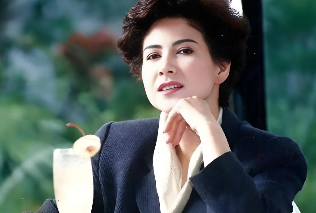 1983年，她的丈夫因车祸身亡，将生命永远定格在了28岁，而她正是最美好的年华，