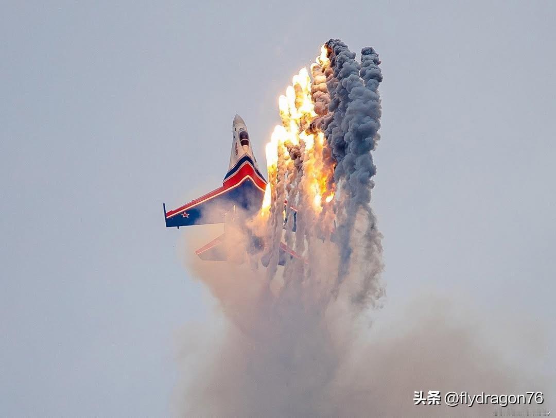 🇷🇺一架隶属于俄罗斯“勇士”航空大队的苏-35S战斗机在库宾卡机场投放照明弹