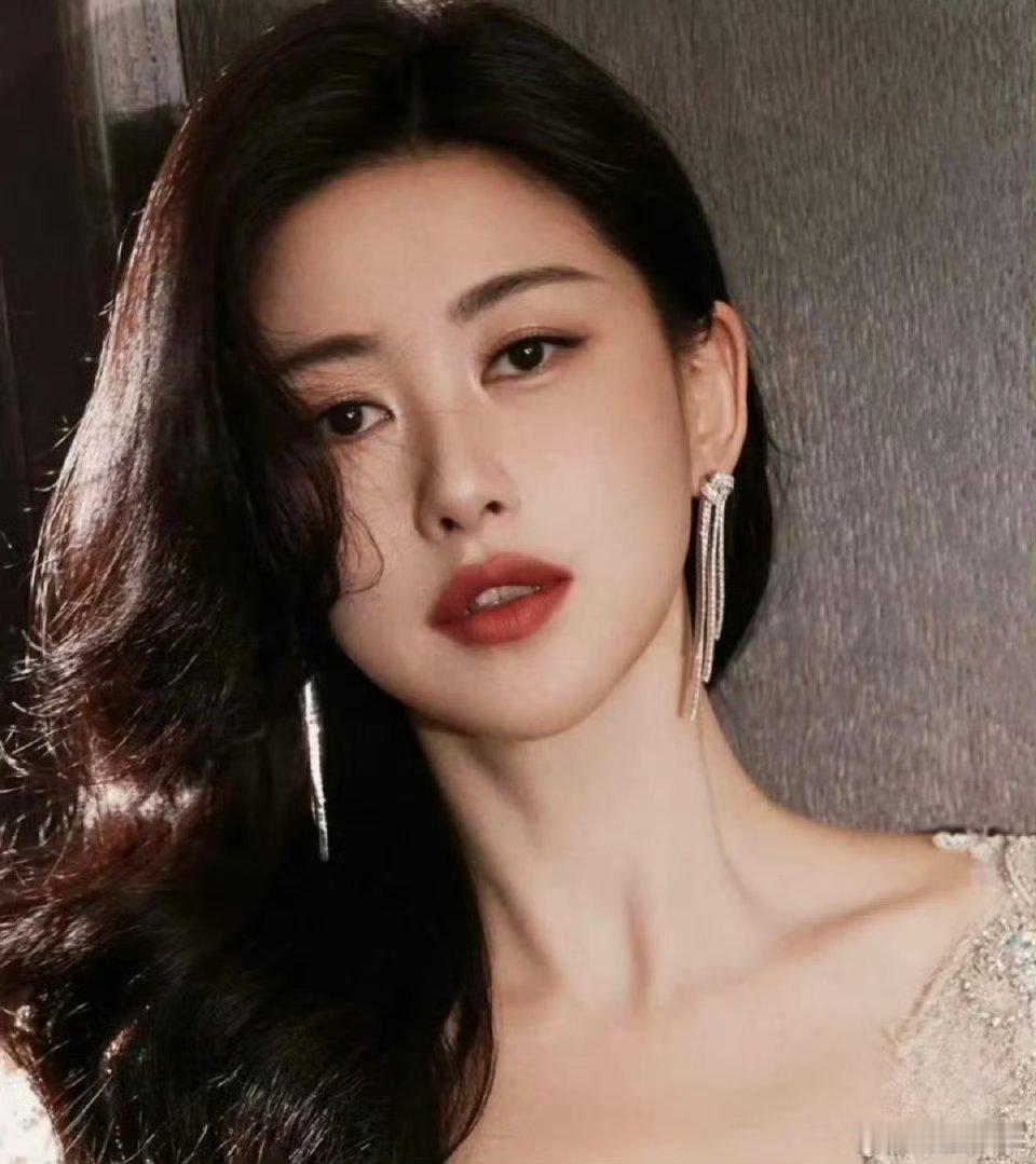 朱珠把外卖袋拎成秀场了朱珠拎着外卖袋都能走出高定秀场范儿，这气场绝了！时尚的完成