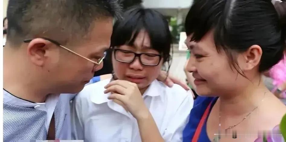 高考数学考完现两极口碑，考生心态调整成当下必修课
 
6月7日傍晚五点，2026