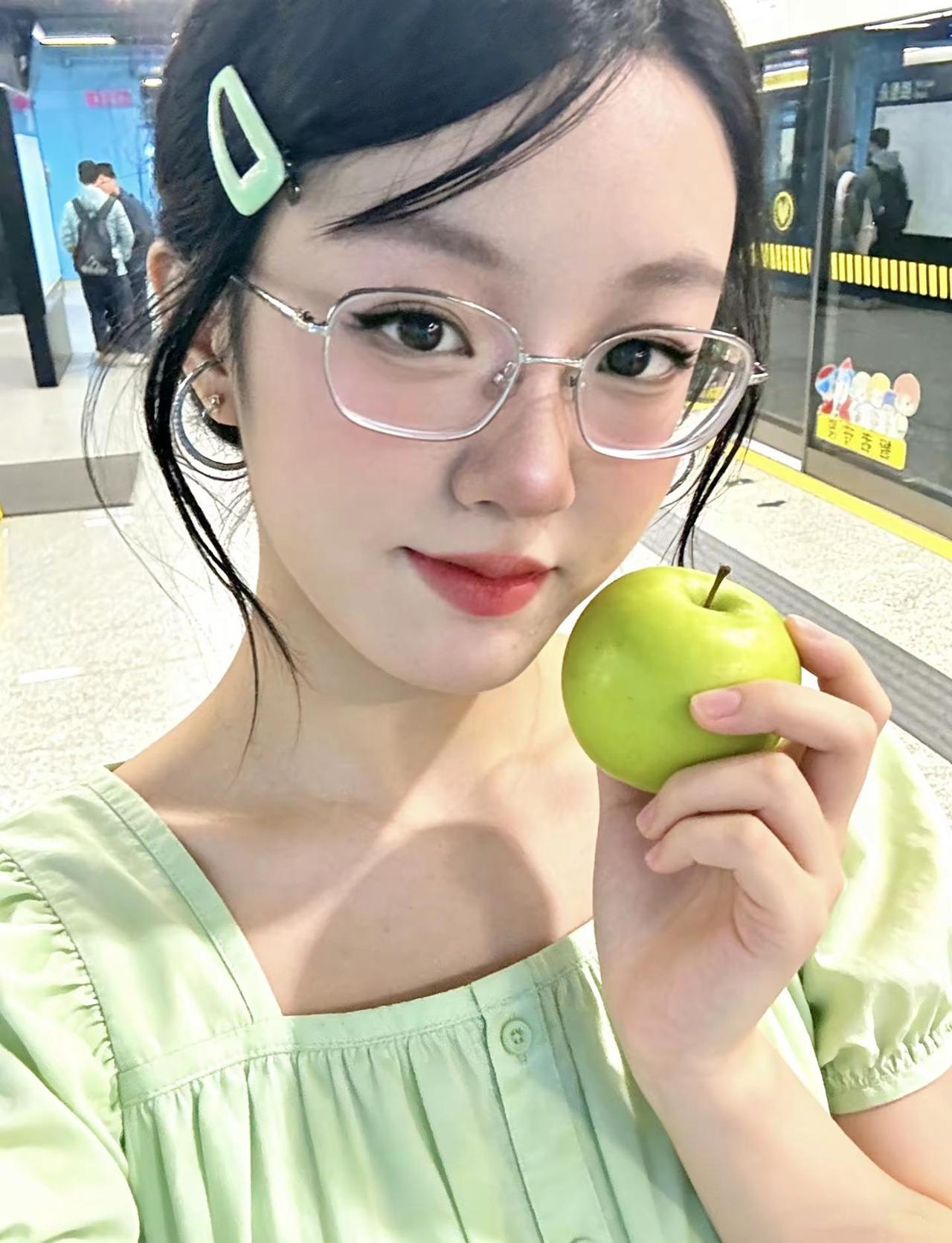 就这样模仿姜暮的青提穿搭！都去看双轨呀呀呀姜暮 青苹果