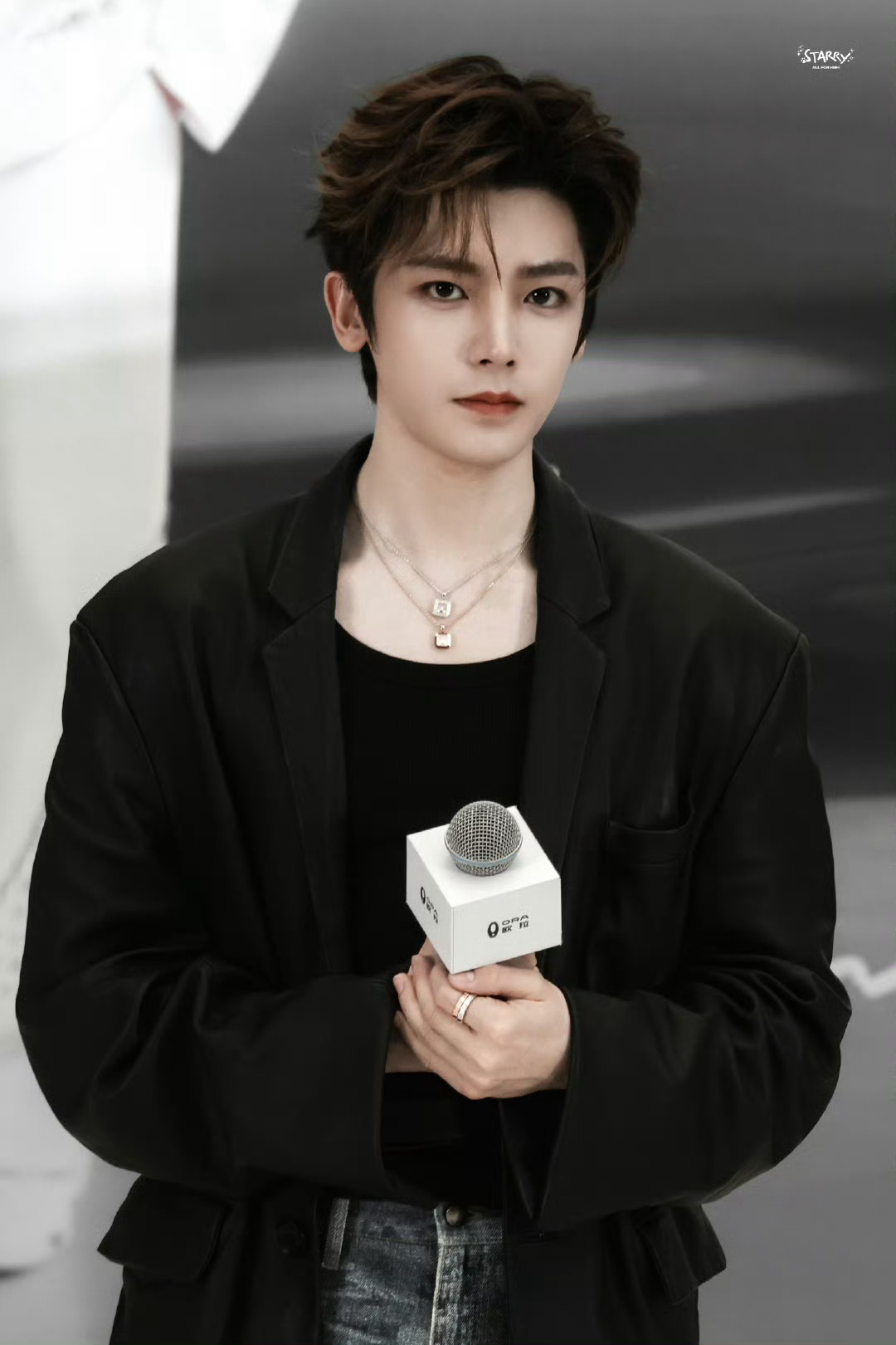 侯明昊线下就是饭撒的神侯明昊学会饭撒就毫不吝啬 侯明昊线下状态绝了！笑容甜到心坎