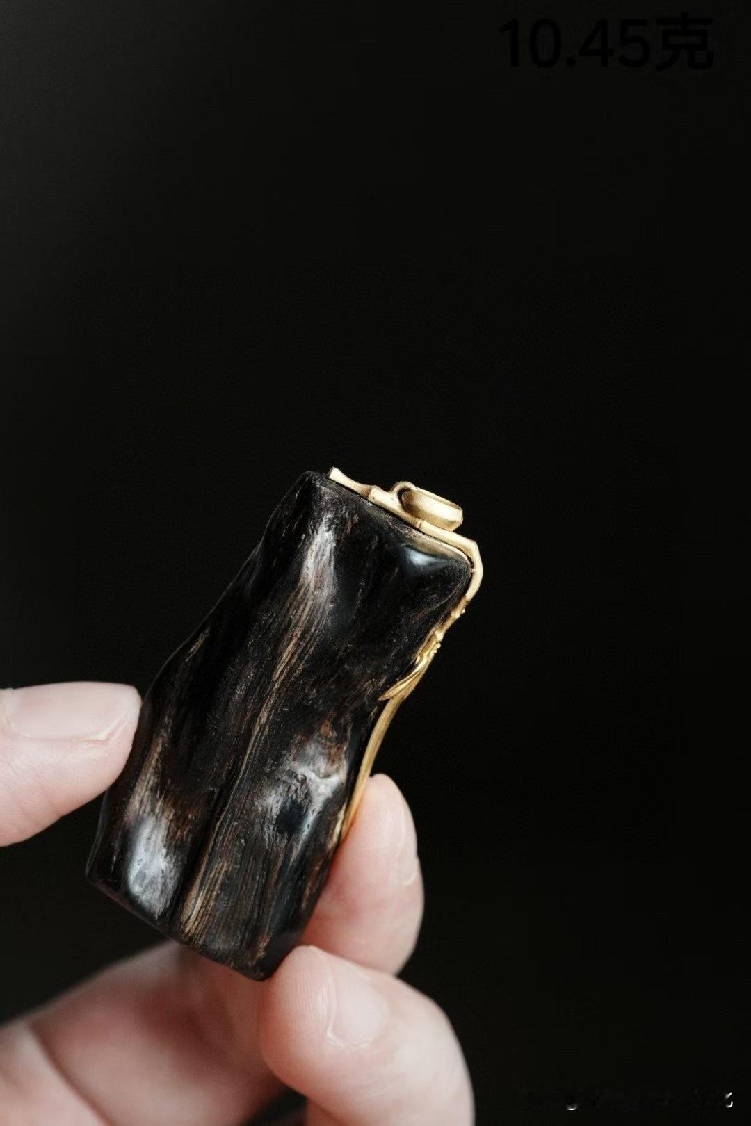 有些沉香，不靠浓烈取胜。

它安静得近乎克制，却会在不经意间，让人记很久。

这