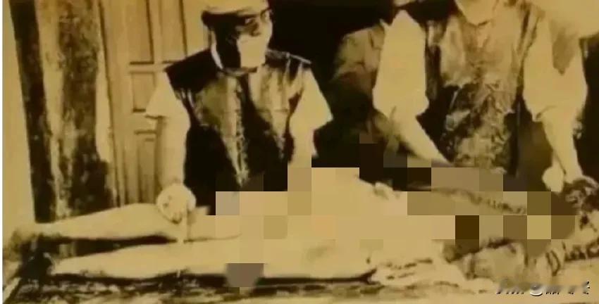 这张照片拍摄于1938年，侵华日军军医新井田对女孩进行了活体解剖时的情景，令人心