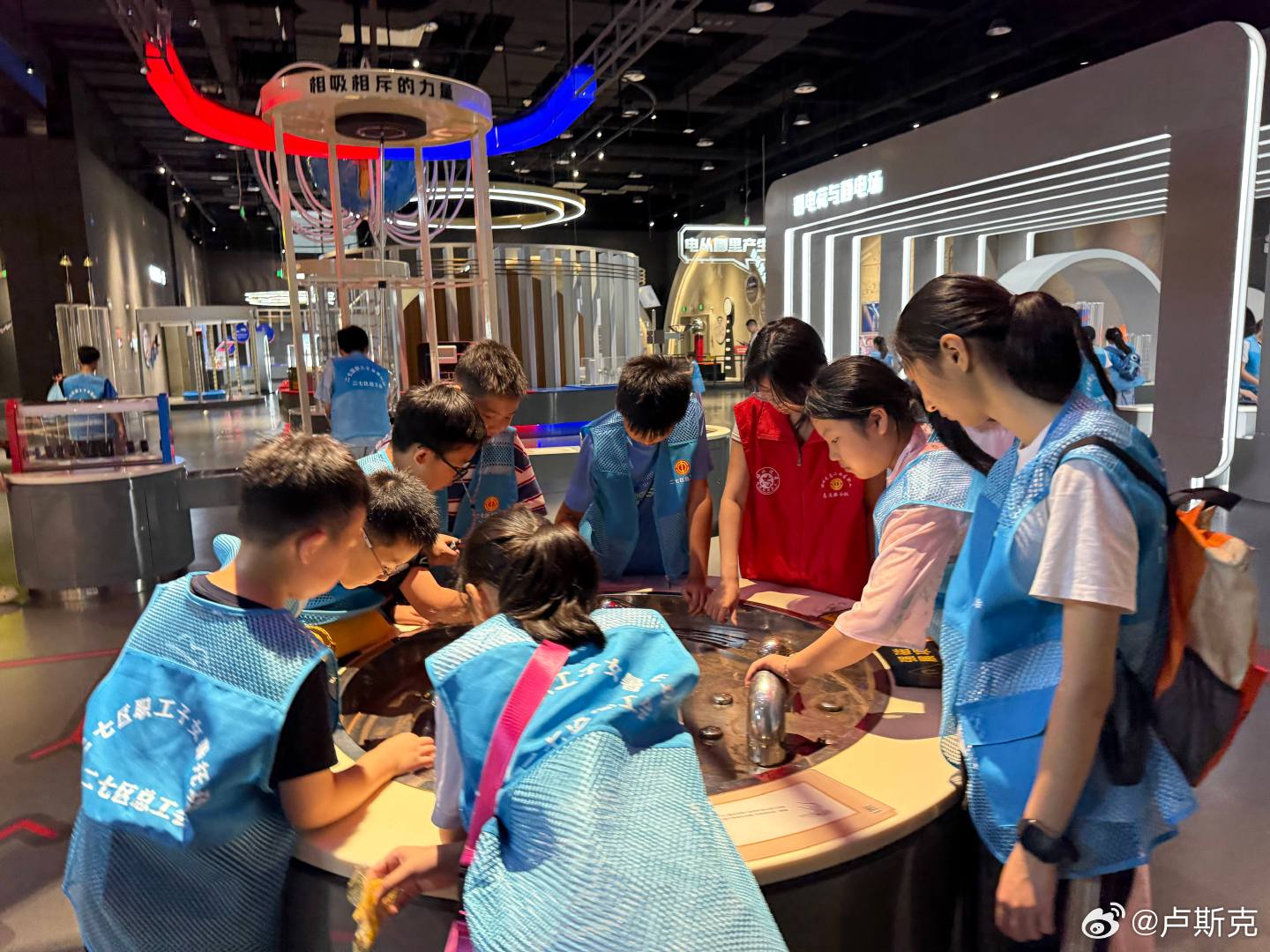 【融爱伴成长 趣学启童心】河南学子赴基层青春暖童心 为拓宽孩子们的科学视野，激发