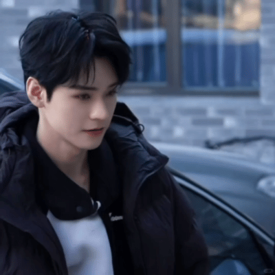 网络视听盛典阵容龚俊 谁家的艺考生来了龚俊网络视听盛典路透太绝了！裹黑长羽绒服秒