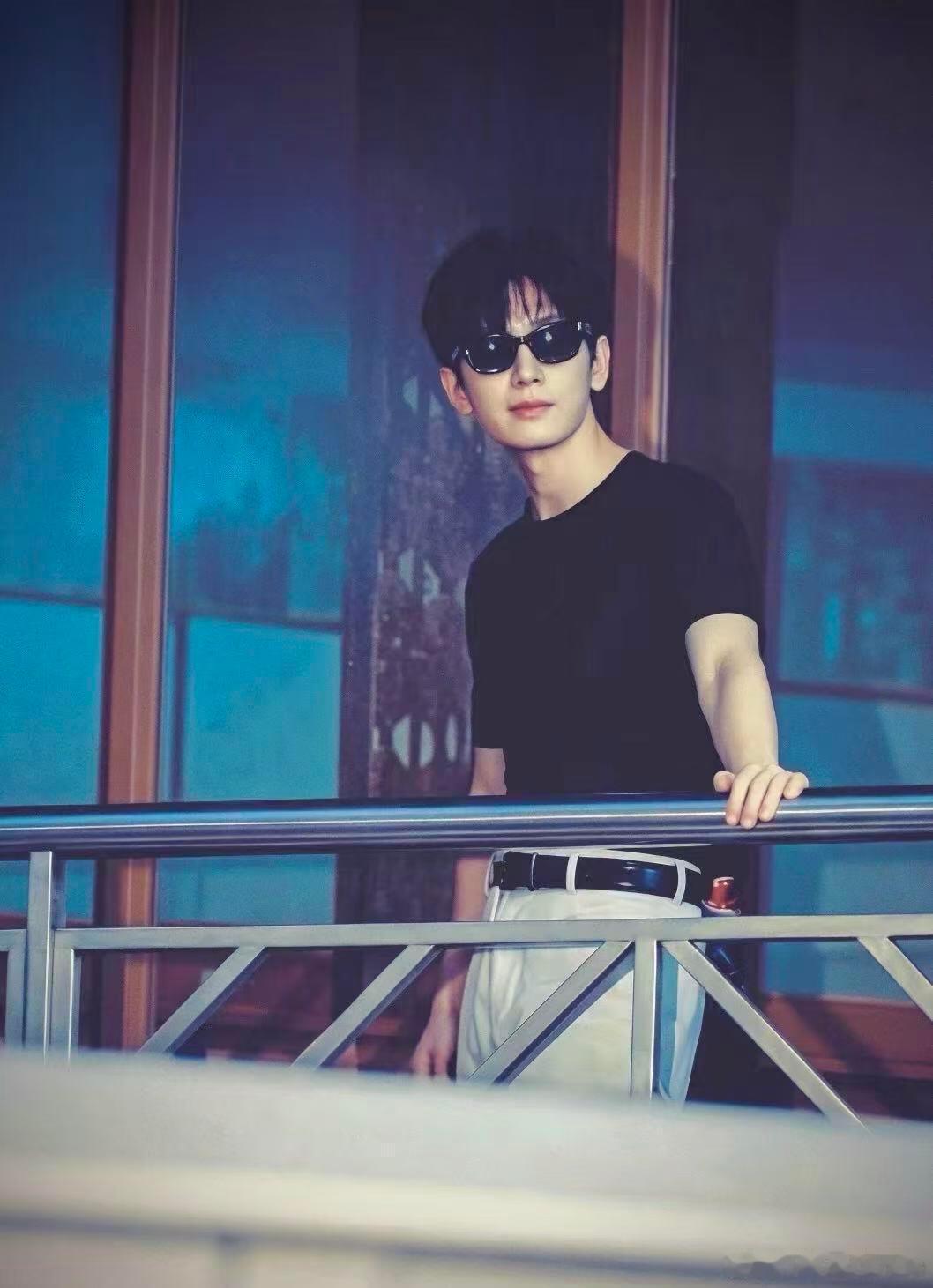 成毅成毅狩谎cy成毅林彦廷成毅，别人乘着游轮就能抵达，你却是划着一叶独木舟披波斩