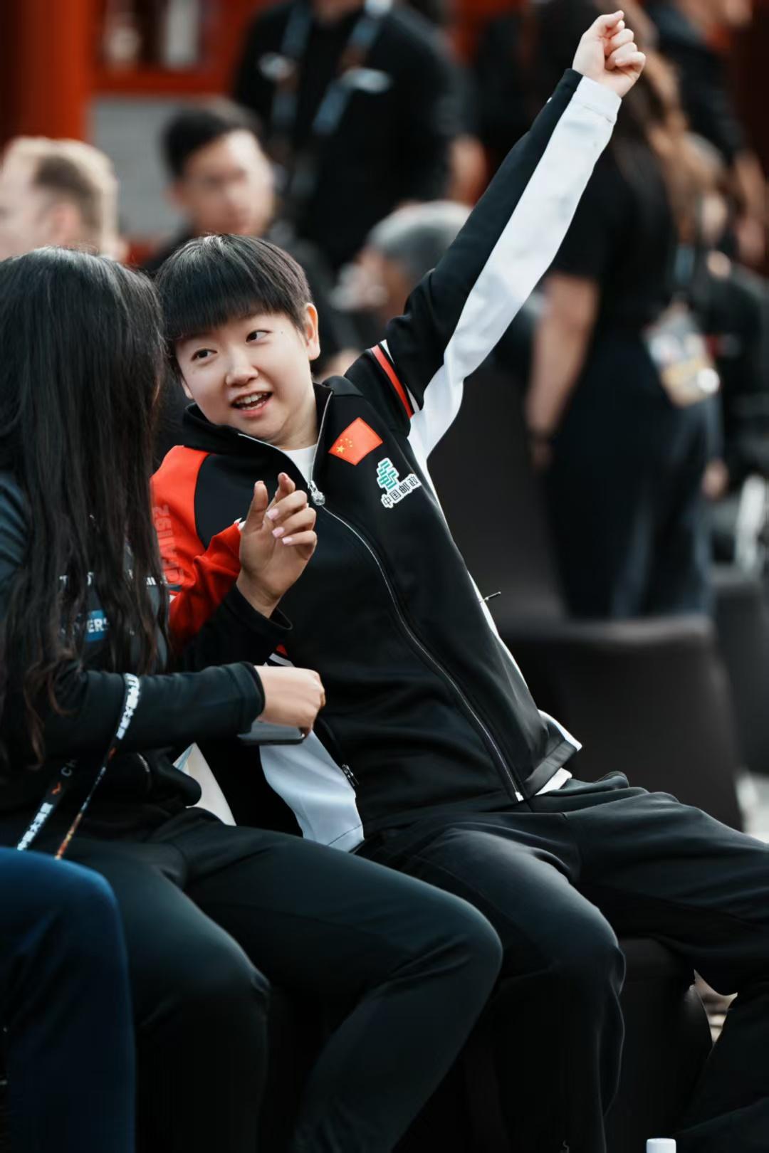 莎莎心里有多难受，
莎莎脚会有多疼。
今天她下午打混双半决赛，晚上先打女单半决赛