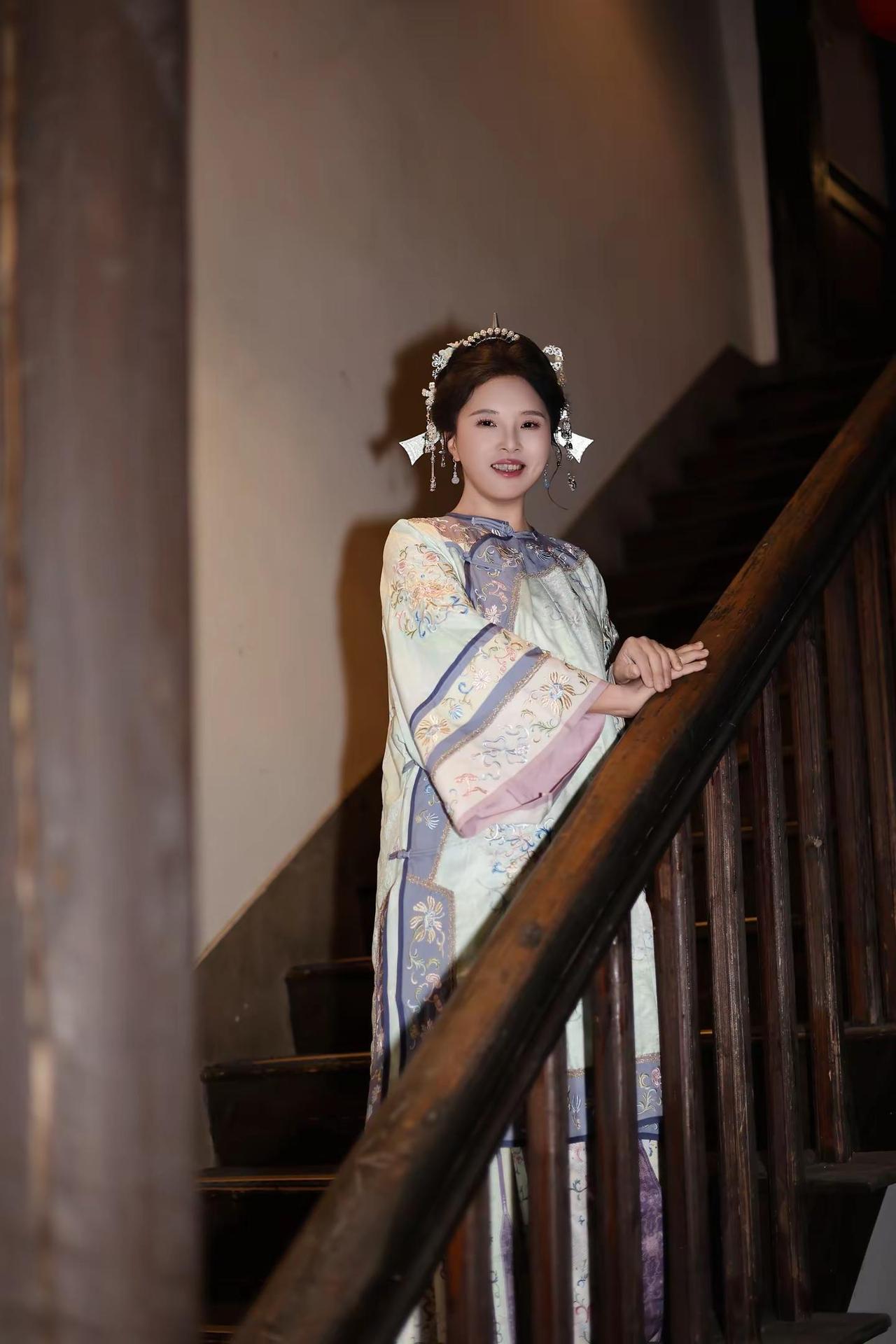 妈妈要是生在古代 必定是温婉动人的大家闺秀 一瞬间我觉得她像是穿越而来的 妈妈簪