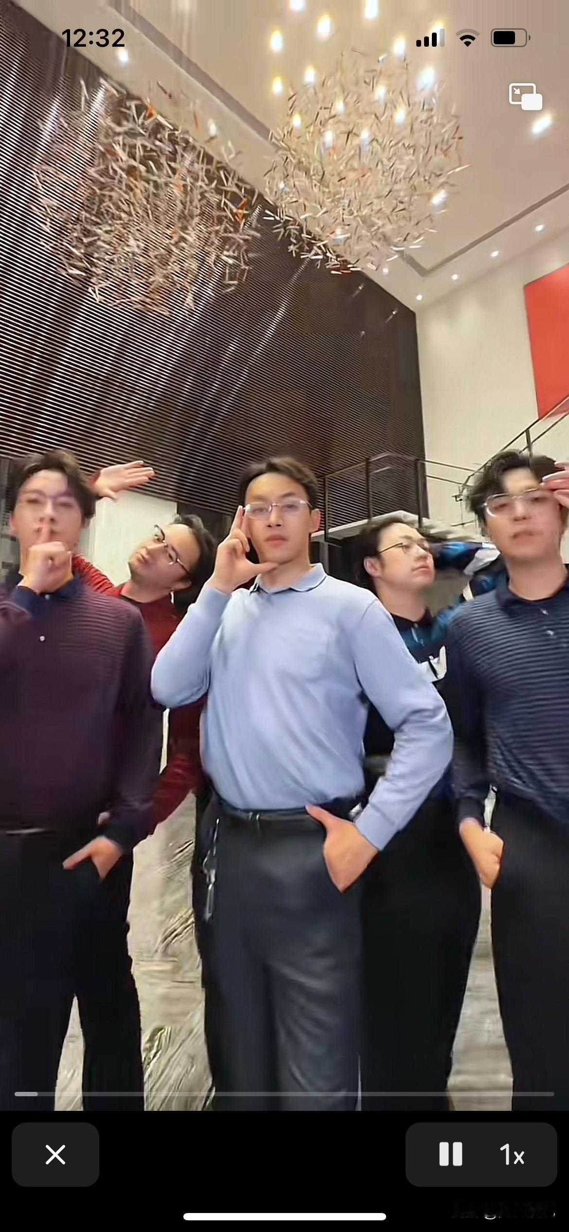 李宇春老师那么掉价了，跟这些网红跳舞，一下子拉低自己的身价，厉害了，不齐舞团出息