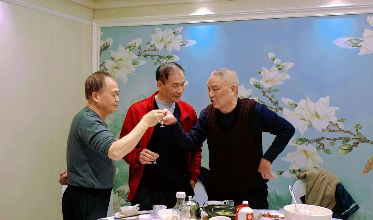 上联：忧乐三杯酒，
下联:   醉卧睡五更。